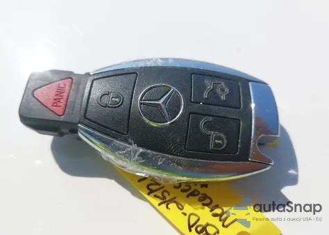 2013 Mercedes-Benz C 300 Sport 4Matic z USA, uszkodzony, nr VIN WDDGF8ABXDA778193